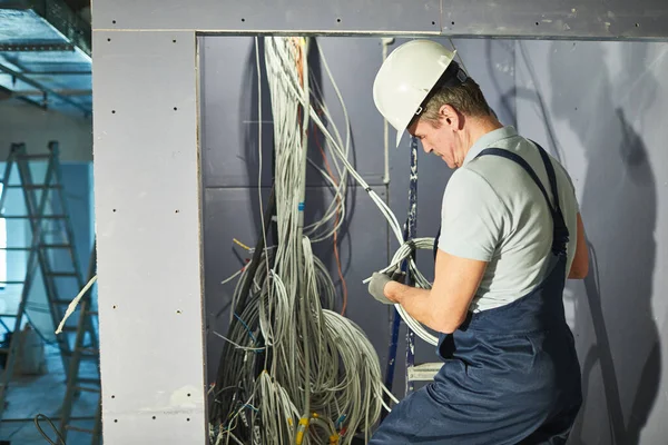 Retrato Visão Traseira Eletricista Sênior Que Conecta Cabos Armário Dos — Fotografia de Stock