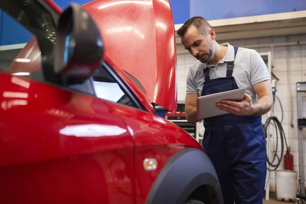 Retrato Cintura Hacia Arriba Del Mecánico Barbudo Del Coche Usando — Foto de Stock