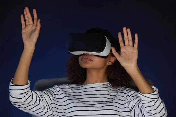 Portret Van Gemengde Ras Jonge Vrouw Dragen Virtual Reality Gear — Stockfoto
