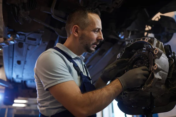 Ritratto Angolo Basso Del Meccanico Auto Barbuto Riparazione Cambio Officina — Foto Stock