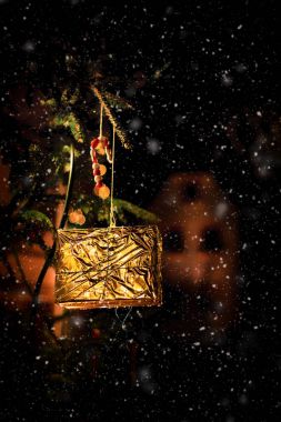 Altın Hediyelik Noel kar düşerken ağacı