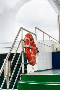 Bir gemi korkuluk üzerinde turuncu lifebuoy
