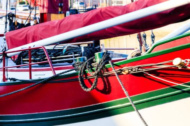 Halatlar üzerinde gemi yelken bir eski, kırmızı