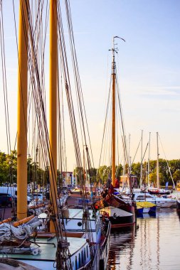Eski, tarihi yelkenlileri ve üç-sakin bir liman Üstatlığı