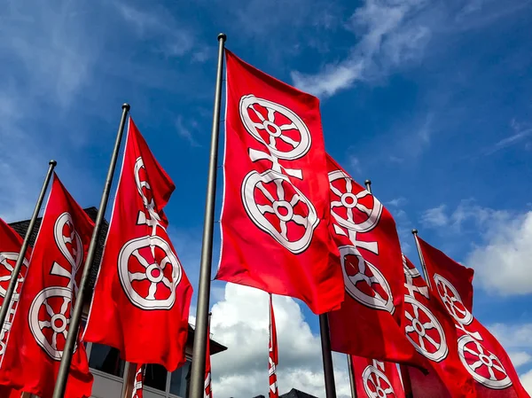 Flags with the coat of arms of Mainz in Rheinhessen — Stock Photo, Image