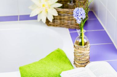 Mor sümbül ve bir küvet bir kitap