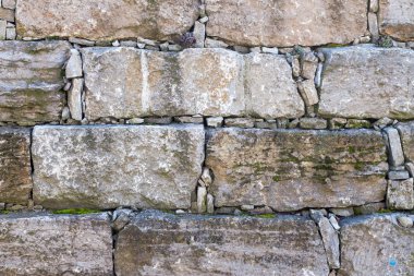 Eski taş duvar yapısı ile arka plan olarak