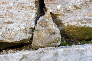 Eski taş duvar yapısı ile arka plan olarak