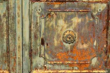 Eski, paslı, yeşil ve turuncu için süsler kapaklı dekore edilmiş