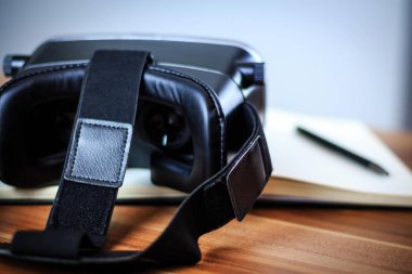 Bir defter üzerinde yalan Vr gözlük