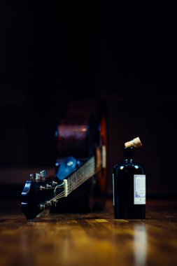 Likör şişesi ve alkolizm bir kavram olarak gitar