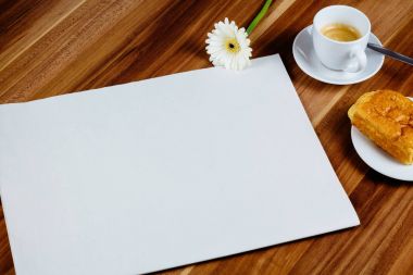 Boş gazete, espresso ve kruvasan