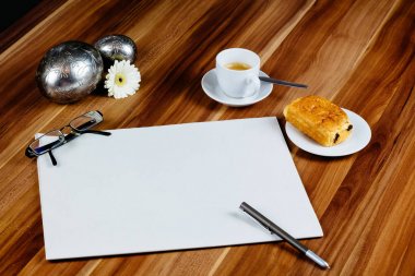 Boş gazete, gözlük, espresso ve kruvasan