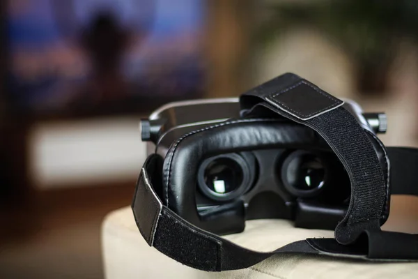 VR окуляри у вітальні — стокове фото