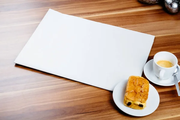 Giornale vuoto, espresso e croissant al cioccolato su una teglia di legno — Foto Stock