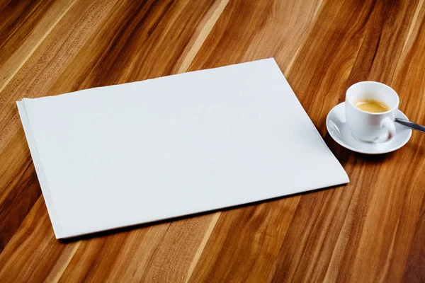 Boş gazete ve espresso ahşap bir masa üzerinde