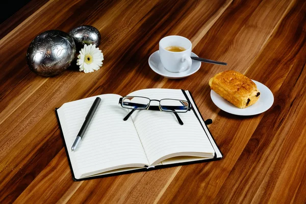 Quaderno, penna, espresso e croissant — Foto Stock