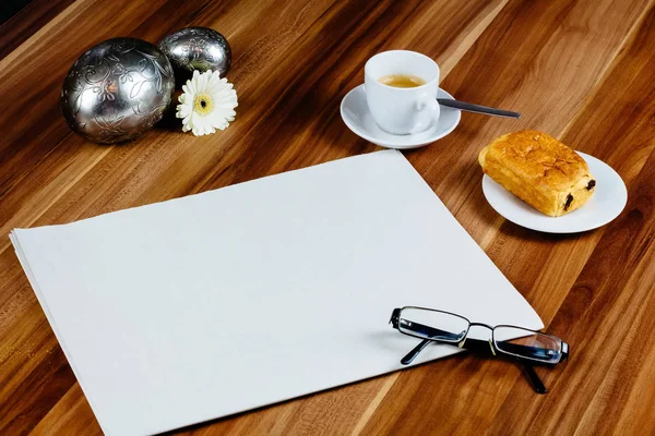 Giornale bianco, bicchieri, caffè espresso e croissant — Foto Stock