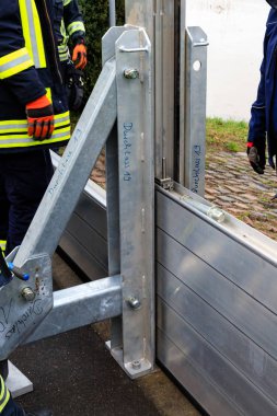 İtfaiye Öyleki engelleri Ren Nehri boyunca sel 