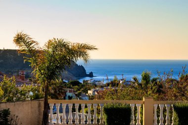 Gün batımında deniz manzaralı bir villa Luz Teras