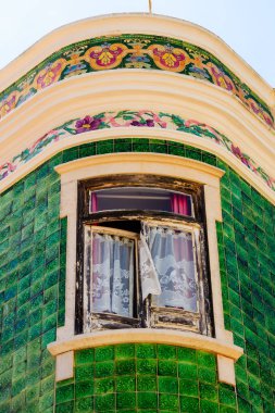 Akdeniz ev cephe yeşil çini ve beyaz windows