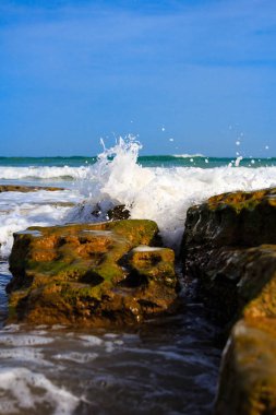 Deniz sörf ve sprey sahilde