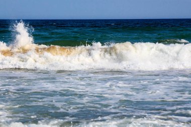 Deniz sörf ve sprey sahilde