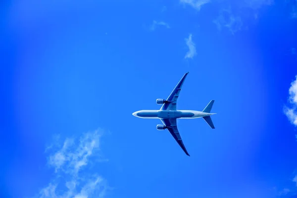 Bir yolcu uçağı mavi gökyüzü karşı silüeti — Stok fotoğraf