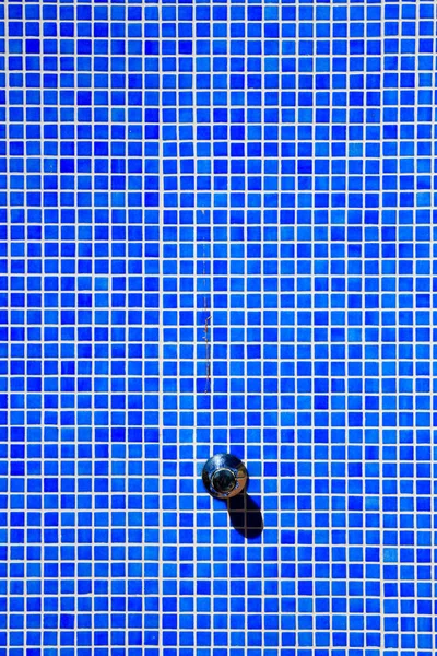 Mosaico geometrico blu di una doccia — Foto Stock