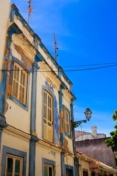 Facciata della casa mediterranea con crollo vernice bianca e blu — Foto Stock