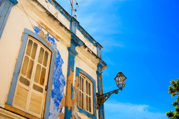 Facciata della casa mediterranea con crollo vernice bianca e blu — Foto Stock