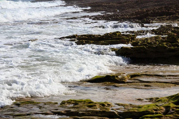 Zee surf en spuit op het strand — Stockfoto