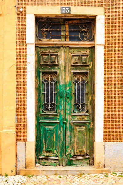 Vecchio, porta di legno verde — Foto Stock