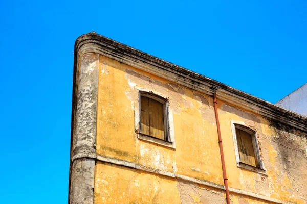 Vecchio, facciata della casa beige con persiane chiuse — Foto Stock
