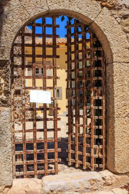 Eski Iron gate bir kumtaşı duvarındaki