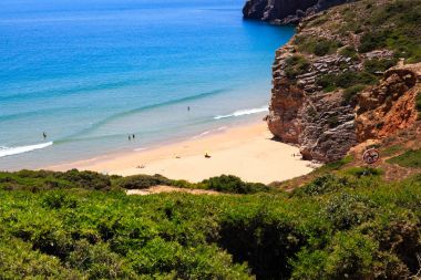Portekizce Uçurumdaki gizli plaj koy
