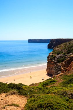 Gizli kumsalda defne Portekizli bir uçurum