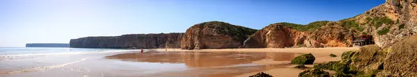 Panorama skryté pláže na pobřeží portugalský rock — Stock fotografie