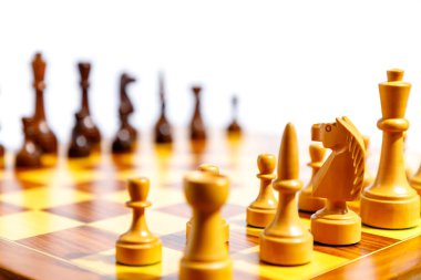 Satranç tahtasındaki tahta satranç taşları