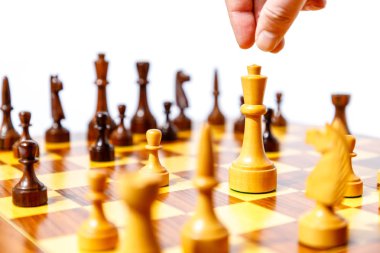 Satranç tahtasındaki tahta satranç taşları