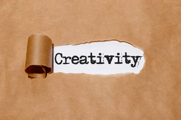 "Creativiteit"achter gescheurd papier — Stockfoto