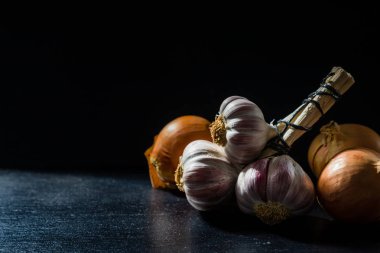 Birkaç sarımsak ve soğan üzerinde siyah mazisi