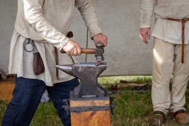 Bir ortaçağ demirci örs üzerinde demir uydurandan