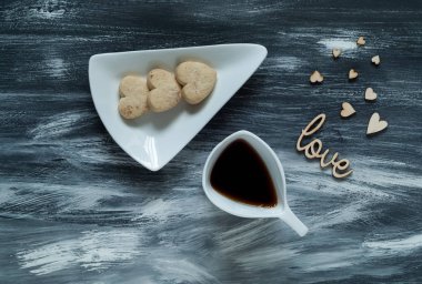 Sevgililer günü kavramı, beyaz fincan kahve kurabiyeyle fo