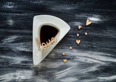 Sevgililer günü kavramı, beyaz üçgen Kupası ve ahşap kalp mavi arka plan, doğal ışık, metin için yer