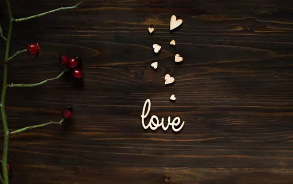 Дерев'яний фон з текстурою маленьких сердець і словом "любов", концепцією дня святого Валентина, вільним простором для тексту — стокове фото