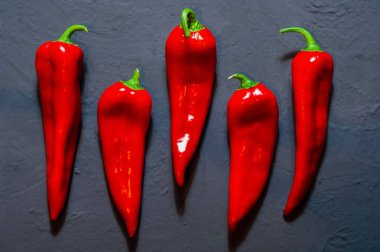 Kırmızı biber baharat, metin, en iyi görünüm için yer bir çerçevede bir koyu mavi yüzeyinde