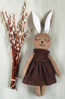 Ahşap arka plan, üstten görünüm üzerinde el yapımı Tekstil dekor Paskalya bayram, bir söğüt dalı ve bir tavşan için yapılmış