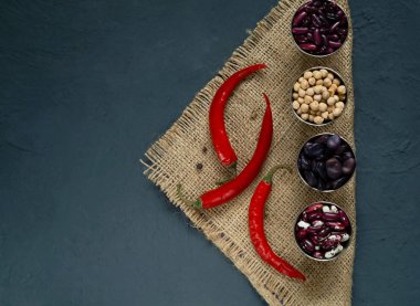 biber biber, baharatlar ve fasulye mavi beton zemin, sağlıklı Vejetaryen yiyecekler kavramı. Üstten Görünüm, serbest metin alanı