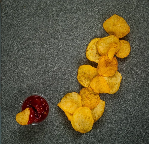 Chips mit Ketchup auf hellblauem Hintergrund, Draufsicht, Platz für Text. — Stockfoto